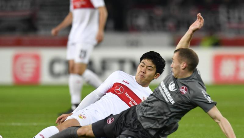 Stuttgarts Wataru Endo spielt gegen Nürnbergs Lukas Jäger (r). Foto: Thomas Kienzle/dpa Stuttgarts Wataru Endo spielt gegen Nürnbergs Lukas Jäger (r). Foto: Thomas Kienzle/dpa