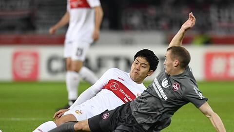 Stuttgarts Wataru Endo spielt gegen Nürnbergs Lukas Jäger (r). Foto: Thomas Kienzle/dpa