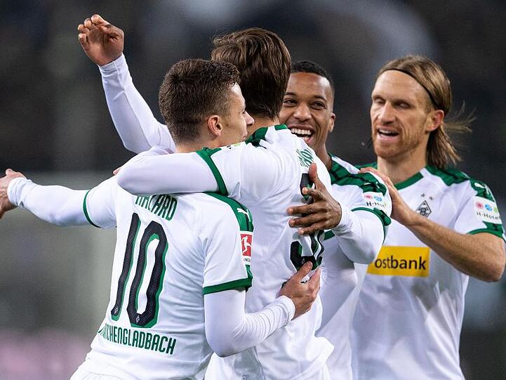 Gladbachs Torschütze Thorgan Hazard (l-r) jubelt mit seinen Teamkameraden über den Ausgleich.