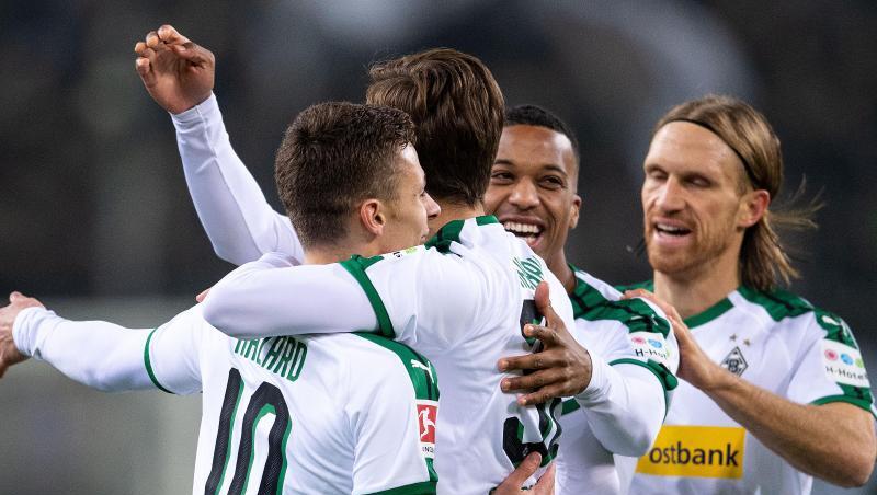 Gladbachs Torschütze Thorgan Hazard (l-r) jubelt mit seinen Teamkameraden über den Ausgleich. Gladbachs Torschütze Thorgan Hazard (l-r) jubelt mit seinen Teamkameraden über den Ausgleich.