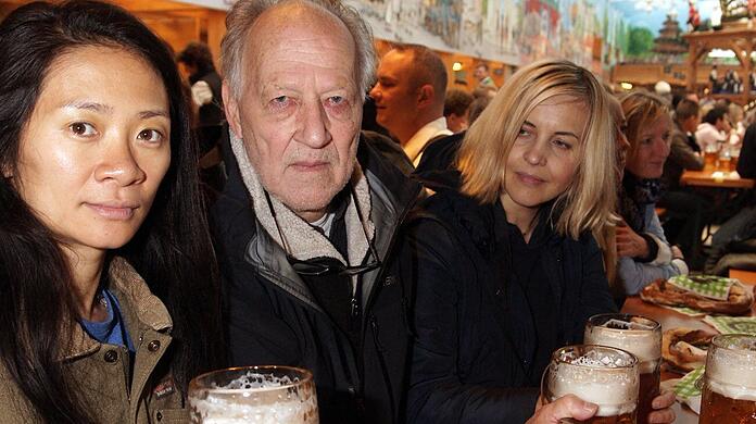 Mit der Abendzeitung auf der Wiesn 2017: Regisseurin Chloé Zhao mit Werner Herzog und seiner Frau Lena.