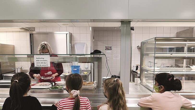 Monatelang konnten sich die Brotzeithelfer nur um Kinder kümmern, die zur Notbetreuung in die Schule durften. Monatelang konnten sich die Brotzeithelfer nur um Kinder kümmern, die zur Notbetreuung in die Schule durften.