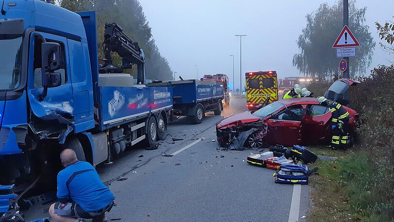 Als die alarmierten Einsatzkräfte eintrafen, hatte der Lkw-Fahrer sein Fahrzeug unverletzt verlassen. Als die alarmierten Einsatzkräfte eintrafen, hatte der Lkw-Fahrer sein Fahrzeug unverletzt verlassen.