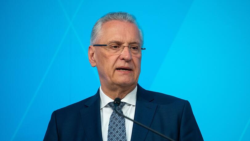 Bayerns Innenminister Joachim Herrmann (CSU) spricht bei einer Pressekonferenz.