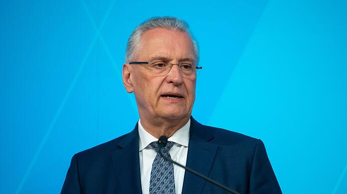 Bayerns Innenminister Joachim Herrmann (CSU) spricht bei einer Pressekonferenz.