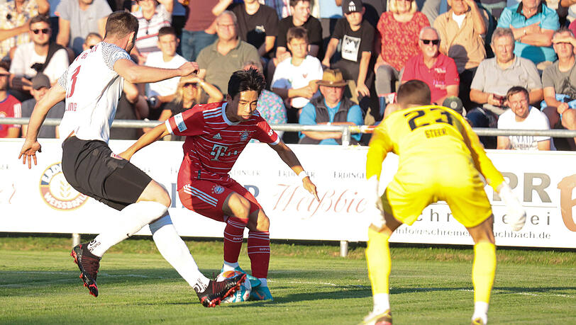 Da lief noch alles nach Plan: Bayern-Torschütze Hyunju Lee (Mitte) auf dem Weg zur frühen 1:0-Führung beim TSV Buchbach.