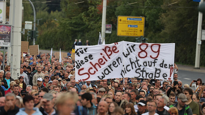 Wie hier im sächsischen Plauen gehen im Osten immer mehr Menschen auf Demonstrationen, hier organisiert vom "Forum für Demokratie und Freiheit".