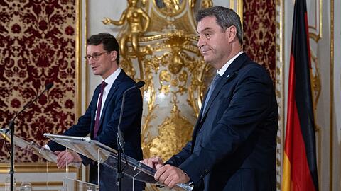 Markus Söder (CSU, r), Ministerpräsident von Bayern, und Hendrik Wüst (CDU), Ministerpräsident von Nordrhein-Westfalen.