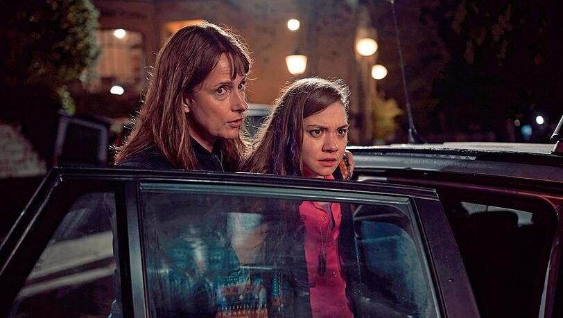 "Polizeiruf 110: Du gehörst mir": Hauptkommissarin Doreen Brasch (Claudia Michelsen) bringt Lana Stokowsky (Hannah Schiller) weg.
