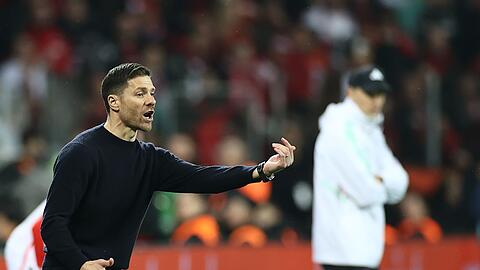 Leverkusen-Coach Xabi Alonso (l) gewann damit auch das Trainer-Duell mit Tuchel.