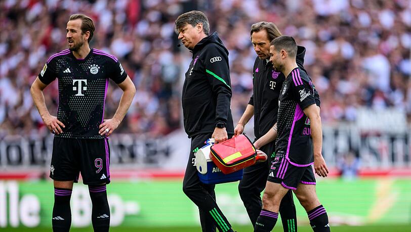 Bayern Münchens Raphael Guerreiro (r) musste verletzt ausgewechselt werden.