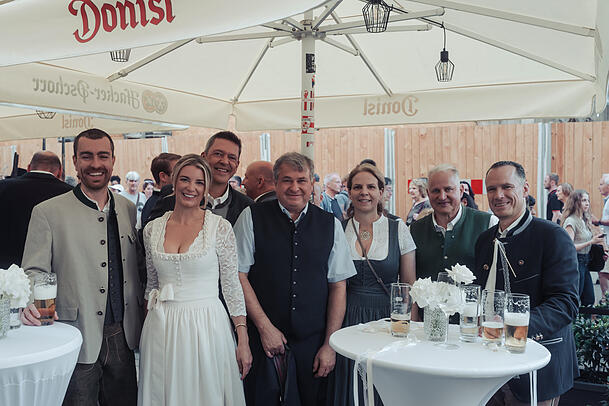 Die Wiesn-Wirte-Familie bei der Hochzeit im Donisl: Konstantin Schottenhamel, Lorenz Stiftl mit Ehefrau Christine, Christian Schottenhamel sowie Peter Inselkammer Die Wiesn-Wirte-Familie bei der Hochzeit im Donisl: Konstantin Schottenhamel, Lorenz Stiftl mit Ehefrau Christine, Christian Schottenhamel sowie Peter Inselkammer
