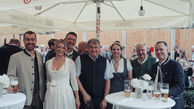 Die Wiesn-Wirte-Familie bei der Hochzeit im Donisl: Konstantin Schottenhamel, Lorenz Stiftl mit Ehefrau Christine, Christian Schottenhamel sowie Peter Inselkammer