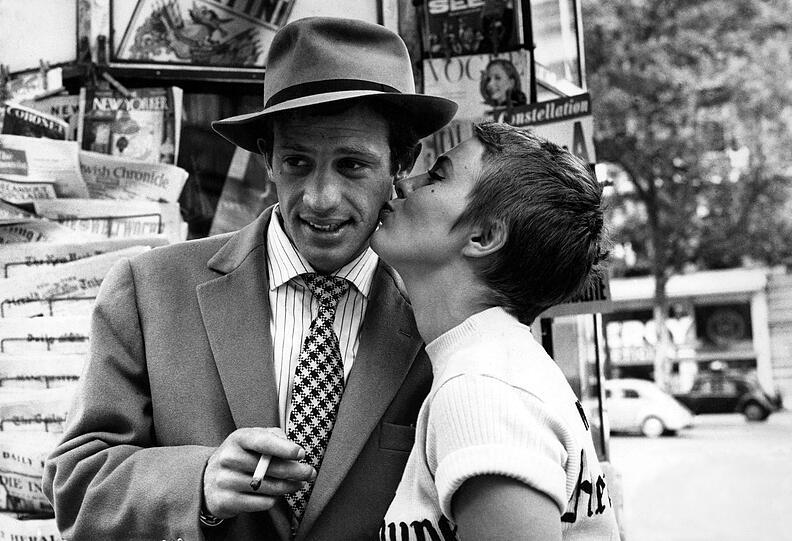Jede Einstellung eine Ikone des Kinos: In "Außer Atem" spielt Jean-Paul Belmondo einen Gauner Michel, der sich in die amerikanische Studentin Patricia (Jean Seberg) verliebt. Die Beziehung endet tragisch. Jede Einstellung eine Ikone des Kinos: In "Außer Atem" spielt Jean-Paul Belmondo einen Gauner Michel, der sich in die amerikanische Studentin Patricia (Jean Seberg) verliebt. Die Beziehung endet tragisch.