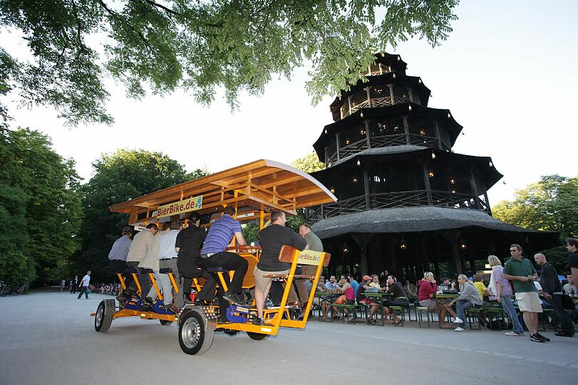 Gaudi oder Gaga? Junggesellen, Firmengruppen und Touris rauschen mit dem Bierbike durch München. Das KVR bremst sie aus.