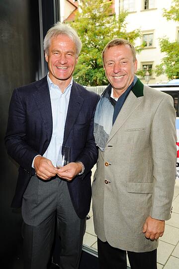 Lenbach-Geschäftsführer Peter Schmuck und P1-Mitinhaber Franz Rauch kennen sich schon lange - und schauen gemeinsam die neue Schrannenhalle an.