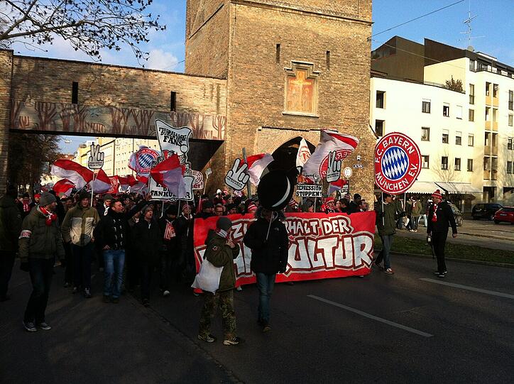 Bilder von der Demonstration in Augsburg gegen das neue DFL Sicherheitspapier, über das am 12.12 verhandelt werden soll.