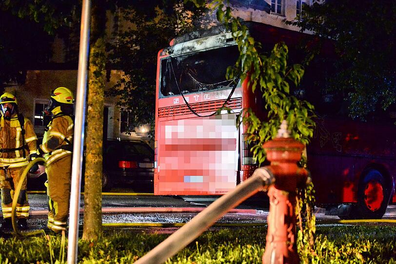Brand eines Reisebusses in Übersee. Die Bilder vom Feuerwehreinsatz.