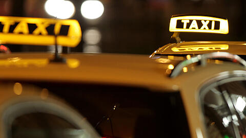 Die Frau wurde von keinem offiziellen Taxi gefahren, weder sei ein Taxi-Schild noch andere Insignien sichtbar gewesen.