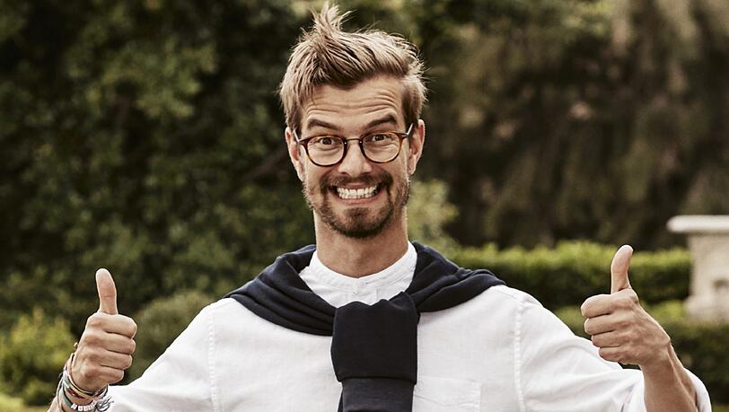 Daumen hoch: TV-Star Joko Winterscheidt ist das neue Werbegesicht für die Modemarke s.Oliver. Daumen hoch: TV-Star Joko Winterscheidt ist das neue Werbegesicht für die Modemarke s.Oliver.