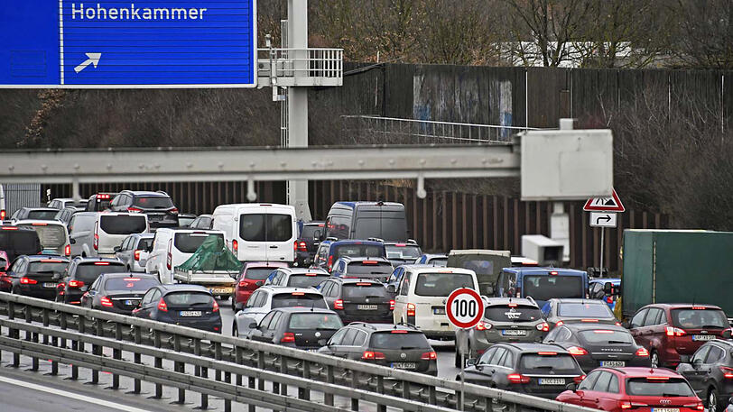 ...es bildeten sich lange Staus.