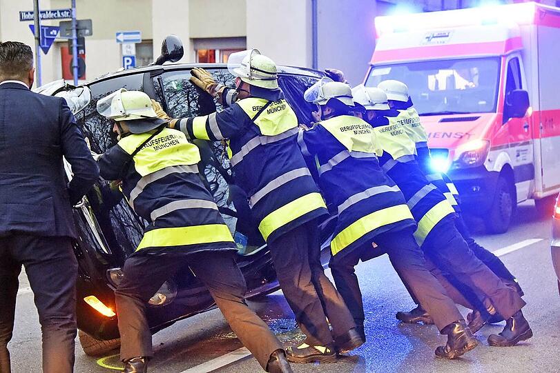 Nach der Kollision war der Fiat umgekippt. Die Bilder vom Einsatz.