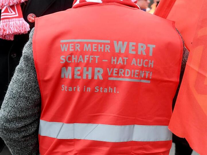 Weitere Warnstreiks seien auch in den kommenden Tagen nicht ausgeschlossen, sollten die Arbeitgeber kein verhandlungsfähiges Angebot vorlegen, hieß es bei der IG Metall.