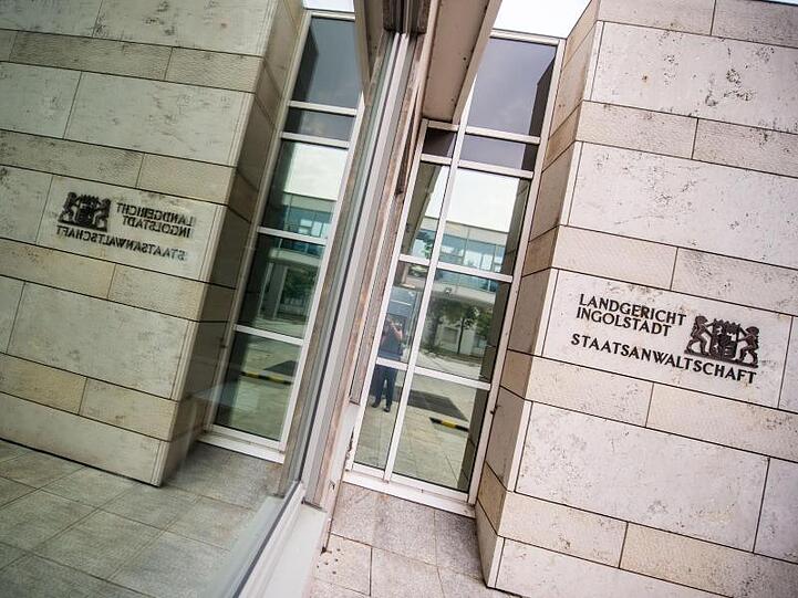 Der Schriftzug "Landgericht Ingolstadt" mit dem Bayernwappen und der Aufschrift "Staatsanwaltschaft" ist an der Fassade vom Landgericht angebracht. Foto: Lino Mirgeler/Archiv