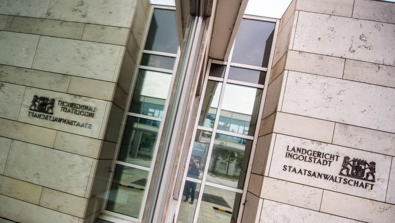 Der Schriftzug "Landgericht Ingolstadt" mit dem Bayernwappen und der Aufschrift "Staatsanwaltschaft" ist an der Fassade vom Landgericht angebracht. Foto: Lino Mirgeler/Archiv Der Schriftzug "Landgericht Ingolstadt" mit dem Bayernwappen und der Aufschrift "Staatsanwaltschaft" ist an der Fassade vom Landgericht angebracht. Foto: Lino Mirgeler/Archiv