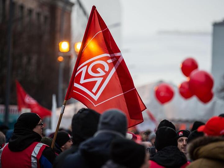 Die IG Metall hält die vom Kabinett beschlossene Verordnung zum Kurzarbeitergeld für unzureichend.