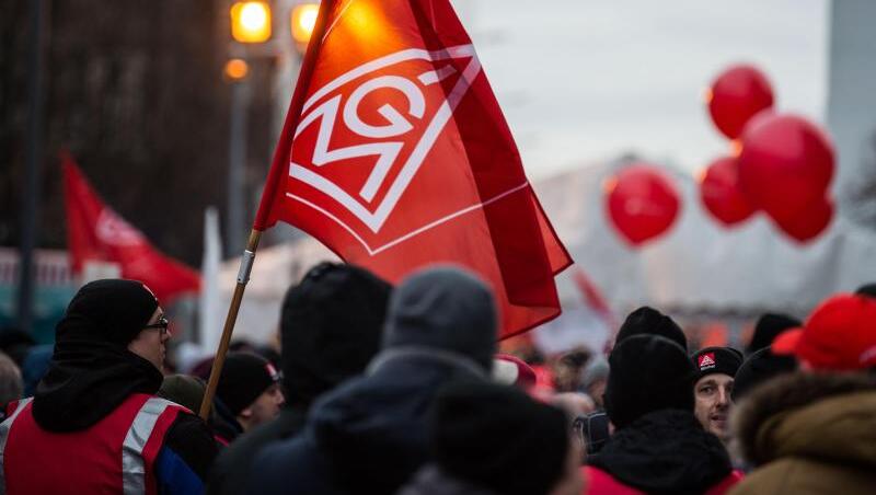 Die IG Metall hält die vom Kabinett beschlossene Verordnung zum Kurzarbeitergeld für unzureichend. Die IG Metall hält die vom Kabinett beschlossene Verordnung zum Kurzarbeitergeld für unzureichend.