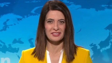 Linda Zervakis trägt einen gelben Blazer - und eine blaue Jogginghose im Studio der "Tagesschau".