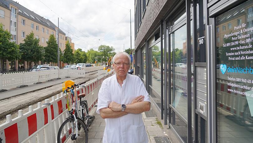 Physiotherapeut Peter Tschuran ärgert sich, dass wegen eines neuen Radlwegs alle Parkmöglichkeiten vor seiner Praxis wegfallen.