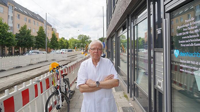 Physiotherapeut Peter Tschuran ärgert sich, dass wegen eines neuen Radlwegs alle Parkmöglichkeiten vor seiner Praxis wegfallen.