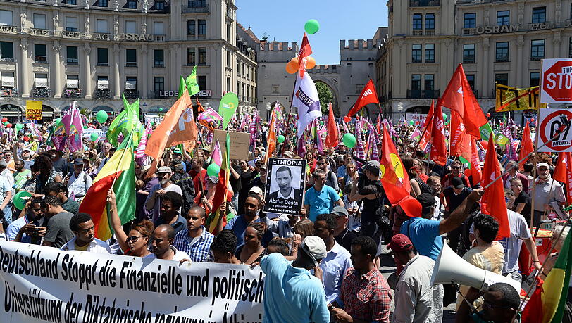 Schwenk in die Vergangenheit: G7-Proteste am 4. Juni 2015 am Münchner Stachus.