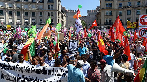 Schwenk in die Vergangenheit: G7-Proteste am 4. Juni 2015 am Münchner Stachus.