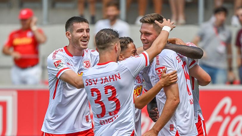 Andreas Albers von Regensburg (r) jubelt mit seinen Teamkollegen nach seinem Treffer zum 2:0 gegen Darmstadt.