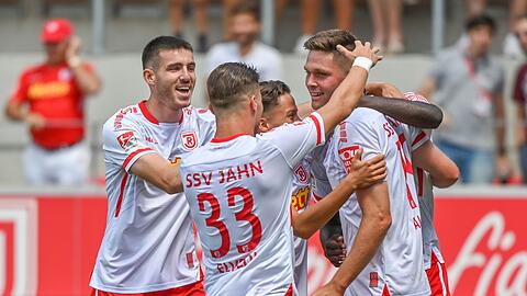 Andreas Albers von Regensburg (r) jubelt mit seinen Teamkollegen nach seinem Treffer zum 2:0 gegen Darmstadt.
