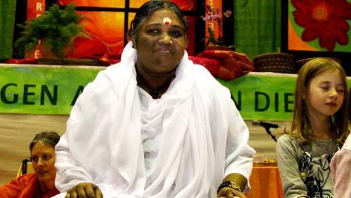 Für viele ist sie eine Heilige: Amma. Für viele ist sie eine Heilige: Amma.