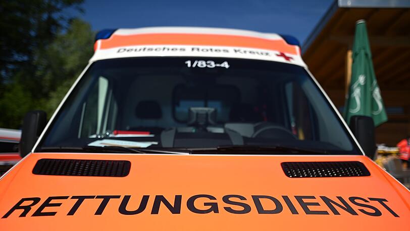 Der Rettungsdienst kümmerte sich um den Verletzten. (Symbolbild)