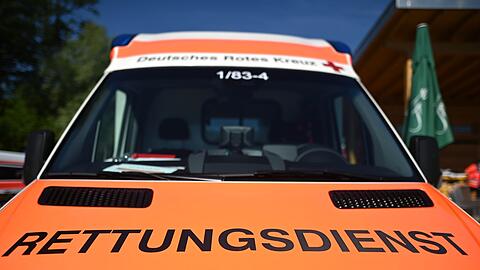 Der Rettungsdienst kümmerte sich um den Verletzten. (Symbolbild)