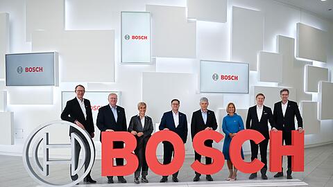 Sie haben Sparmaßnahmen in Milliardenhöhe angekündigt: Arbeitsdirektor Stefan Grosch (4.v.l.) und Mobilitätschef Markus Heyn (r). (Archivbild)