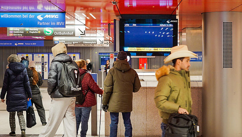 Verwirrte Blicke auf den leeren Monitor im Zwischengeschoss am Marienplatz. Verwirrte Blicke auf den leeren Monitor im Zwischengeschoss am Marienplatz.