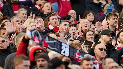 Fans geb&auml;rden die Liverpool-Hymne "You'll Never Walk Alone".