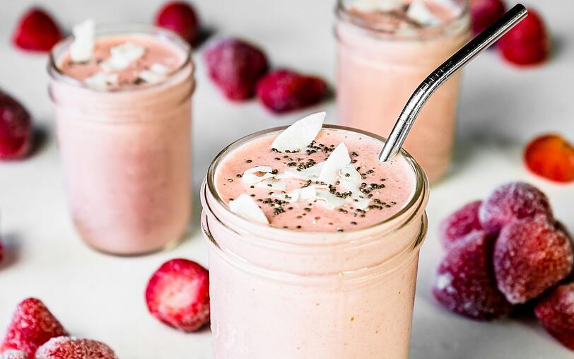 An einem warmen Sommertag ist ein Erdbeer-Kokos-Smoothie eine Wohltat. Gemixt wird der Drink mit Butter- oder Kokosmilch und &uuml;ber Nacht eingeweichten Haferflocken, Chia-Samen und Maca-Pulver.