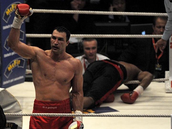 Siegerpose: Wladimir Klitschko nach dem K.o.-Sieg gegen Eddie &bdquo;Fast&ldquo; Chambers