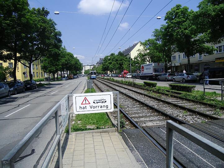 An diesem Tram-Übergang in der Grünwalder Straße ist eine 58 Jahre alte Frau von einer Straßenbahn erfasst und getötet worden. Die Bilder von der Unfallstelle.