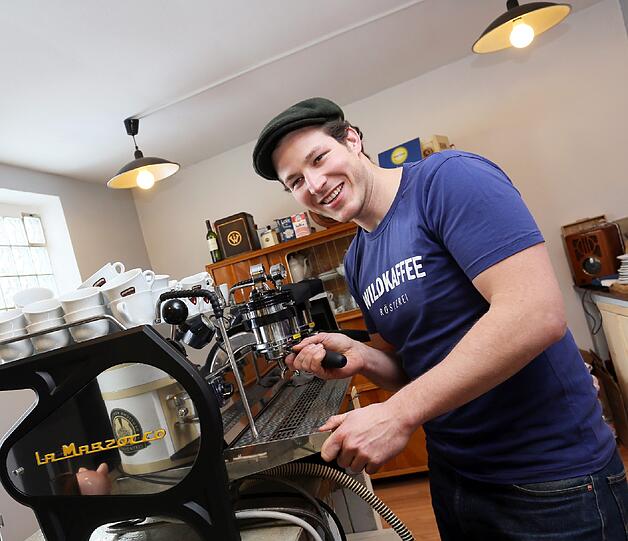Leonhard Wild an der eigenen Kaffemaschine, er betreibt in Garmisch das Wild-Kaffee.