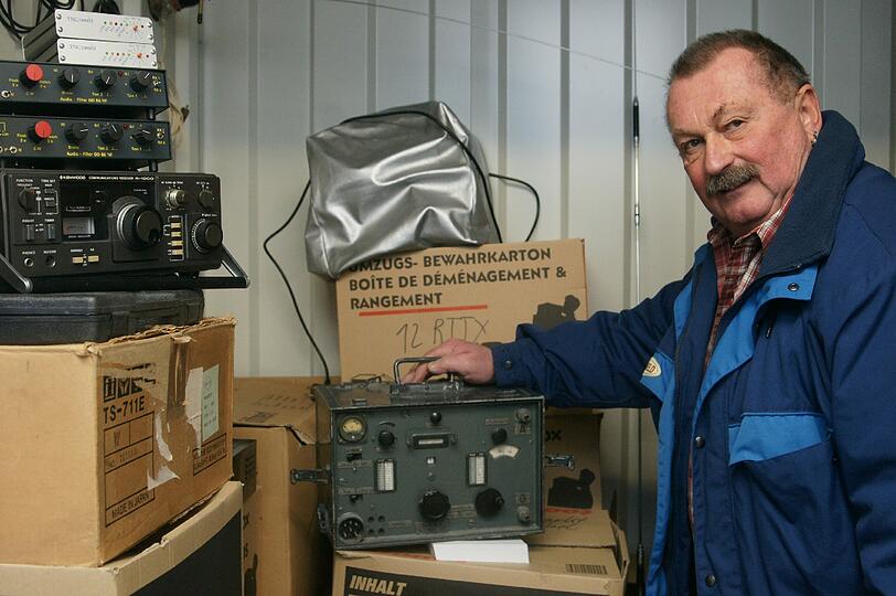 Harald Schaal lagert auf fünfeinhalb Quadratmetern dreißig Kartons mit Amateurfunk-Technik.