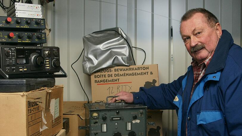 Harald Schaal lagert auf fünfeinhalb Quadratmetern dreißig Kartons mit Amateurfunk-Technik. Harald Schaal lagert auf fünfeinhalb Quadratmetern dreißig Kartons mit Amateurfunk-Technik.